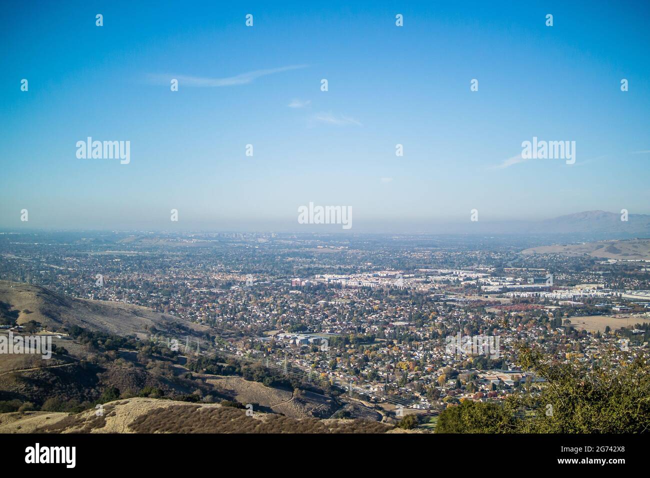 Blick auf das Silicon Valley vom Coyote Peak im Santa Teresa Park, mit Blick nach Norden über San Jose, Santa Clara und Sunnyvale bis zur San Francisco Bay. Stockfoto