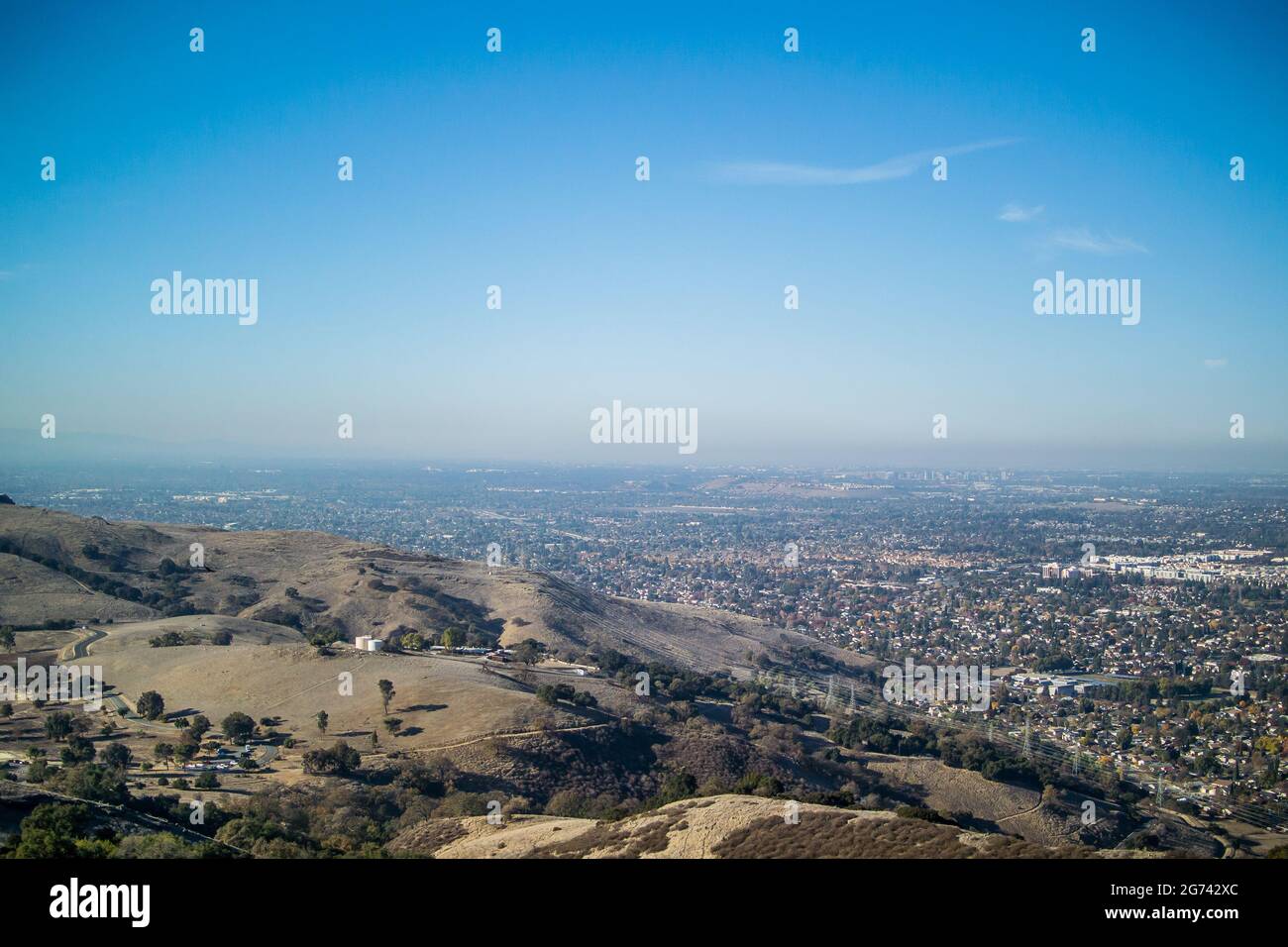 Blick auf das Silicon Valley vom Coyote Peak im Santa Teresa Park, mit Blick nach Norden über San Jose, Santa Clara und Sunnyvale bis zur San Francisco Bay. Stockfoto
