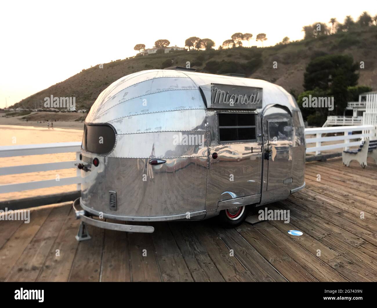 Oldtimer Airstream Trailer wurde am Malibu Pier in Südkalifornien in einen Verkaufskiosk umgewandelt Stockfoto