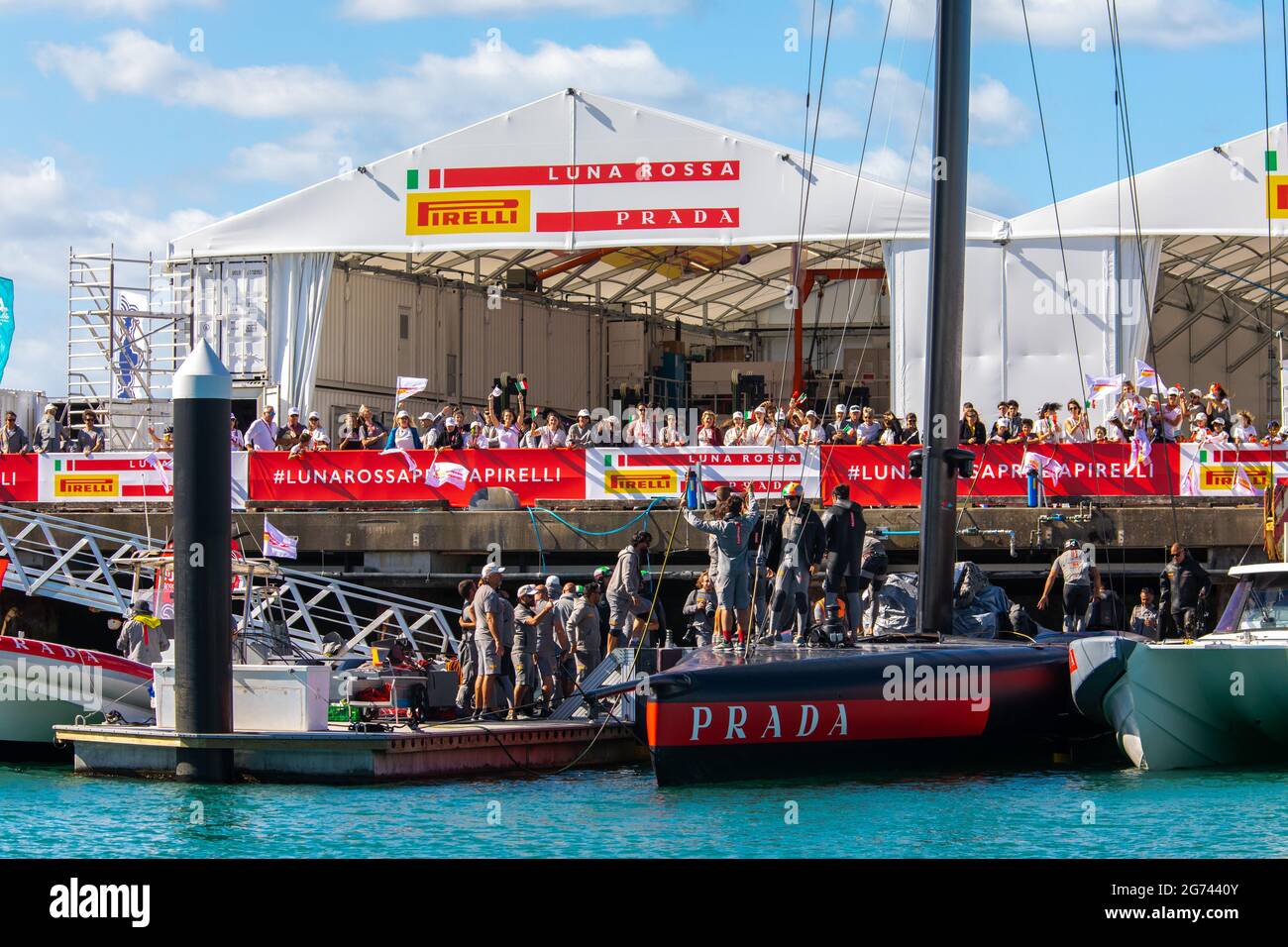 Das Team von Luna Rossa Prada Pirelli feiert den zweiten Halbfinalsieg gegen American Magic am 29. Januar 2021, Auckland Harbour, Auckland, New Zeal Stockfoto