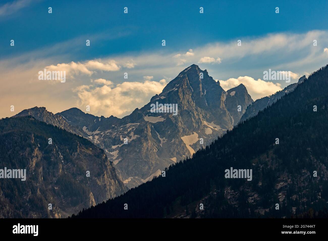 Ein Blick am späten Nachmittag auf den Buck Mountain, einen zerklüfteten Berggipfel am äußersten südlichen Ende der Teton Range im Grand Teton National Park, Wyoming, USA. Stockfoto