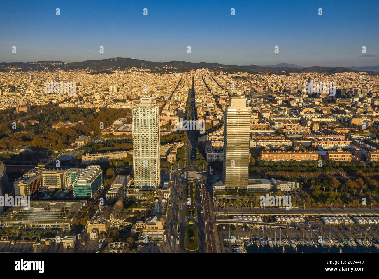 Luftaufnahme der Torres Mapfre (Zwillingstürme) im Viertel Vila Olímpica, in Barcelona, bei Sonnenaufgang (Barcelona, Katalonien, Spanien) Stockfoto