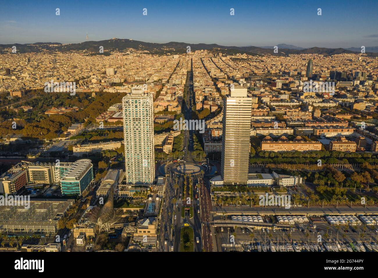 Luftaufnahme der Torres Mapfre (Zwillingstürme) im Viertel Vila Olímpica, in Barcelona, bei Sonnenaufgang (Barcelona, Katalonien, Spanien) Stockfoto