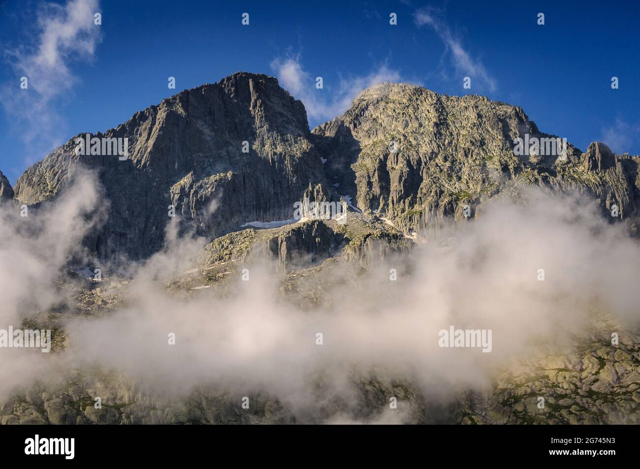 Die Gipfel der Comalespada von der Hütte Ventosa i Calvell aus gesehen (Boí-Tal, Katalonien, Spanien, Pyrenäen), besonders: Picos de Comalespada en el valle de Boí, España Stockfoto