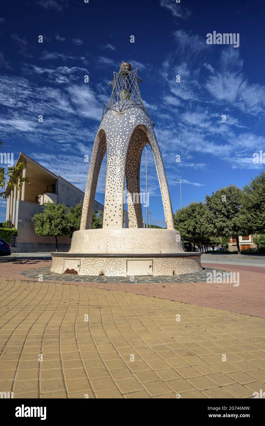 Denkmal als Hommage an den Architekten Antoni Gaudí auf dem Gaudí-Platz in Navàs (Bages, Barcelona, Katalonien, Spanien) ESP: Monumento a Gaudí en Navàs Stockfoto