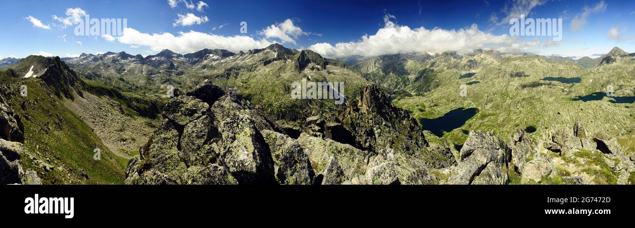 Panoramablick auf die Berge vom Gipfel des Pic de Travessani (Boí-Tal, Katalonien, Spanien, Pyrenäen) ESP: Vistas desde la cima del Travessani Stockfoto