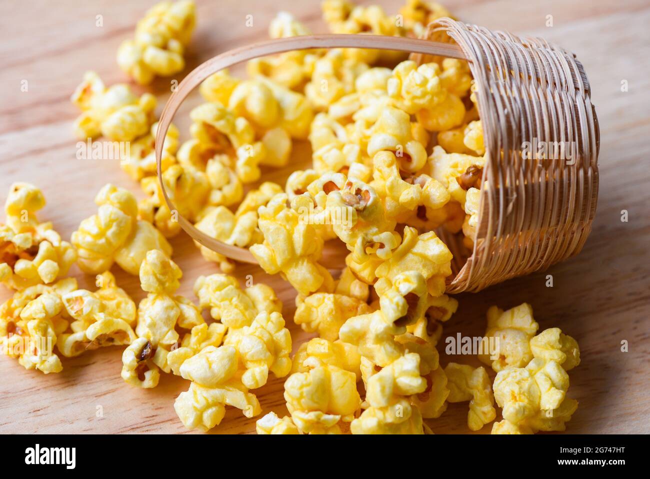 Hausgemachter Mais Popcorn im Korb, Heap von köstlichem Popcorn süß  Stockfotografie - Alamy