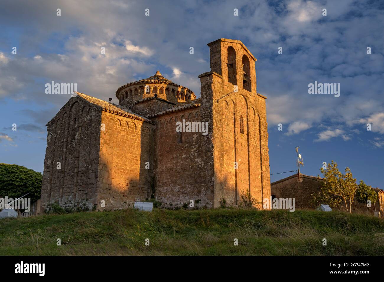 Romanische Einsiedelei von Sant Cugat del Racó bei Sonnenuntergang (Navàs, Barcelona, Katalonien, Spanien) ESP: Ermita románica de Sant Cugat del Racó al atardecer Stockfoto