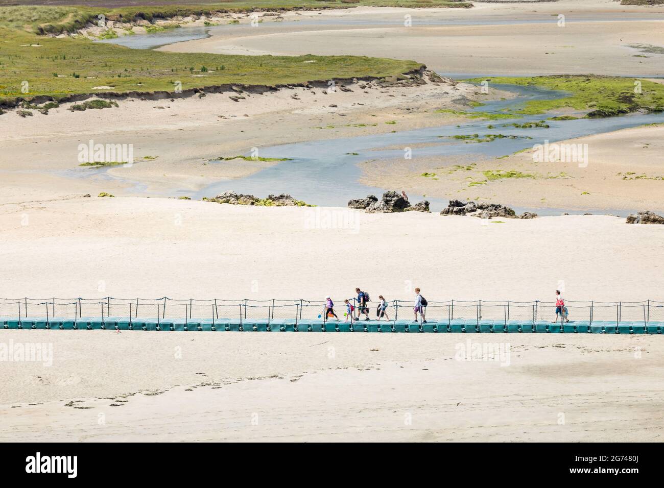 Barleycove, Cork, Irland. Juli 2021. An einem warmen Sommertag überqueren Urlauber eine Fußgängerbrücke über Sanddünen, während sie zum Strand von Barleycove, Co. Cork, Irland, laufen. - Bild; David Creedon / Alamy Live News Stockfoto