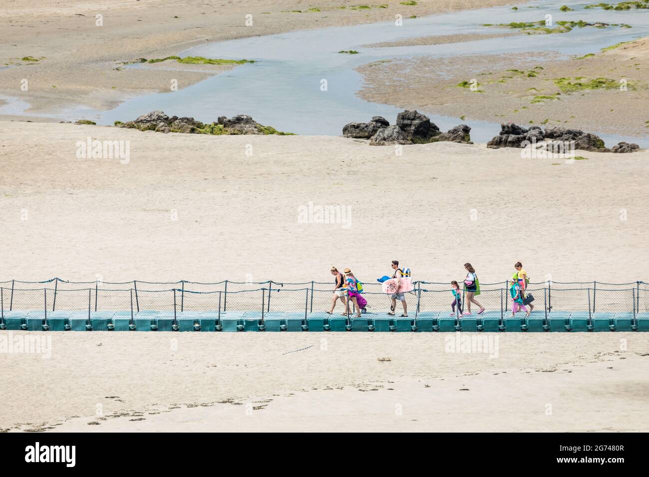 Barleycove, Cork, Irland. Juli 2021. An einem warmen Sommertag überqueren Urlauber eine Fußgängerbrücke über Sanddünen, während sie zum Strand von Barleycove, Co. Cork, Irland, laufen. - Bild; David Creedon / Alamy Live News Stockfoto