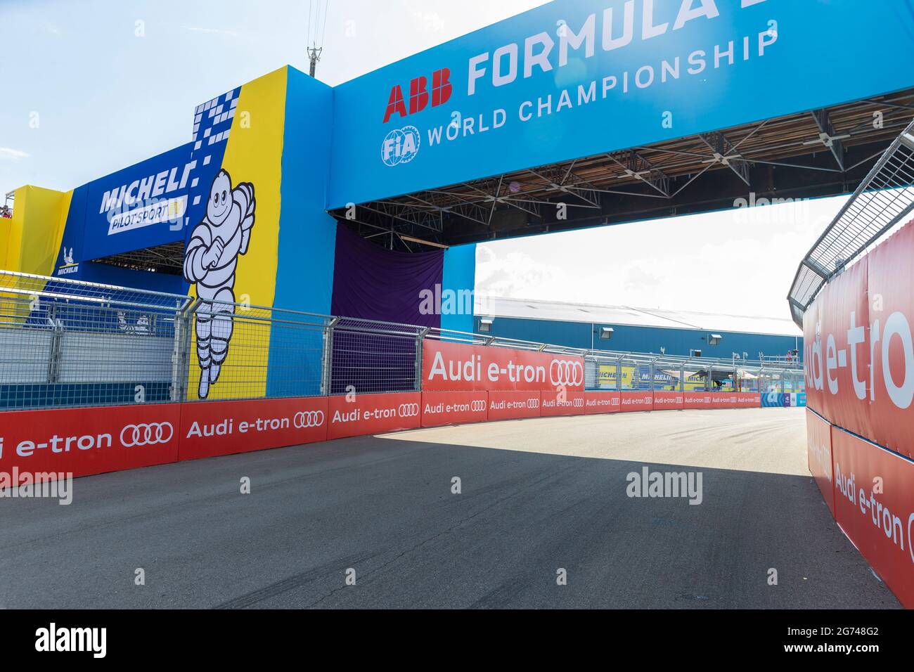 New York, NY - 10. Juli 2021: Strecke für das Rennen der ABB Formel E Weltmeisterschaft New York E-Prix in Red Hook vorbereitet Stockfoto