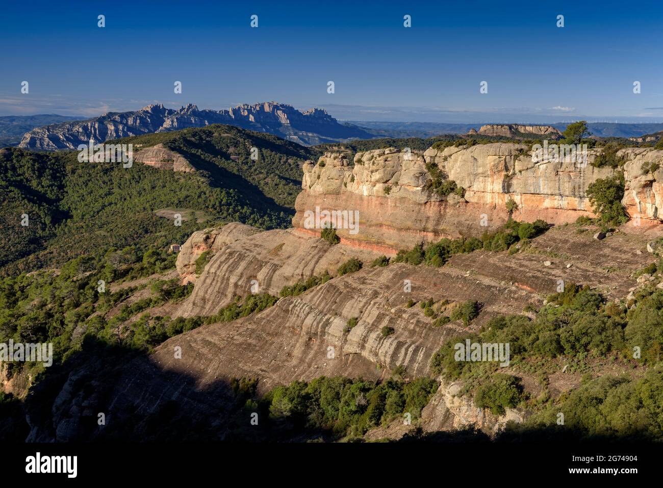Blick auf den Felsen Roca Petanta, die Serra de l'Obac und Montserrat im Hintergrund, vom Weg nach La Mola aus gesehen (Barcelona, Katalonien, Spanien) Stockfoto