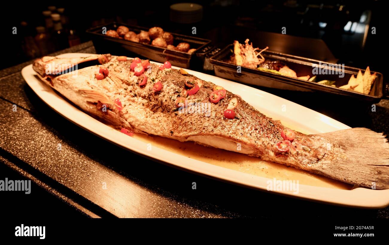 Gebackener Fisch alles, was man unter einer Wärmestampe essen kann Stockfoto