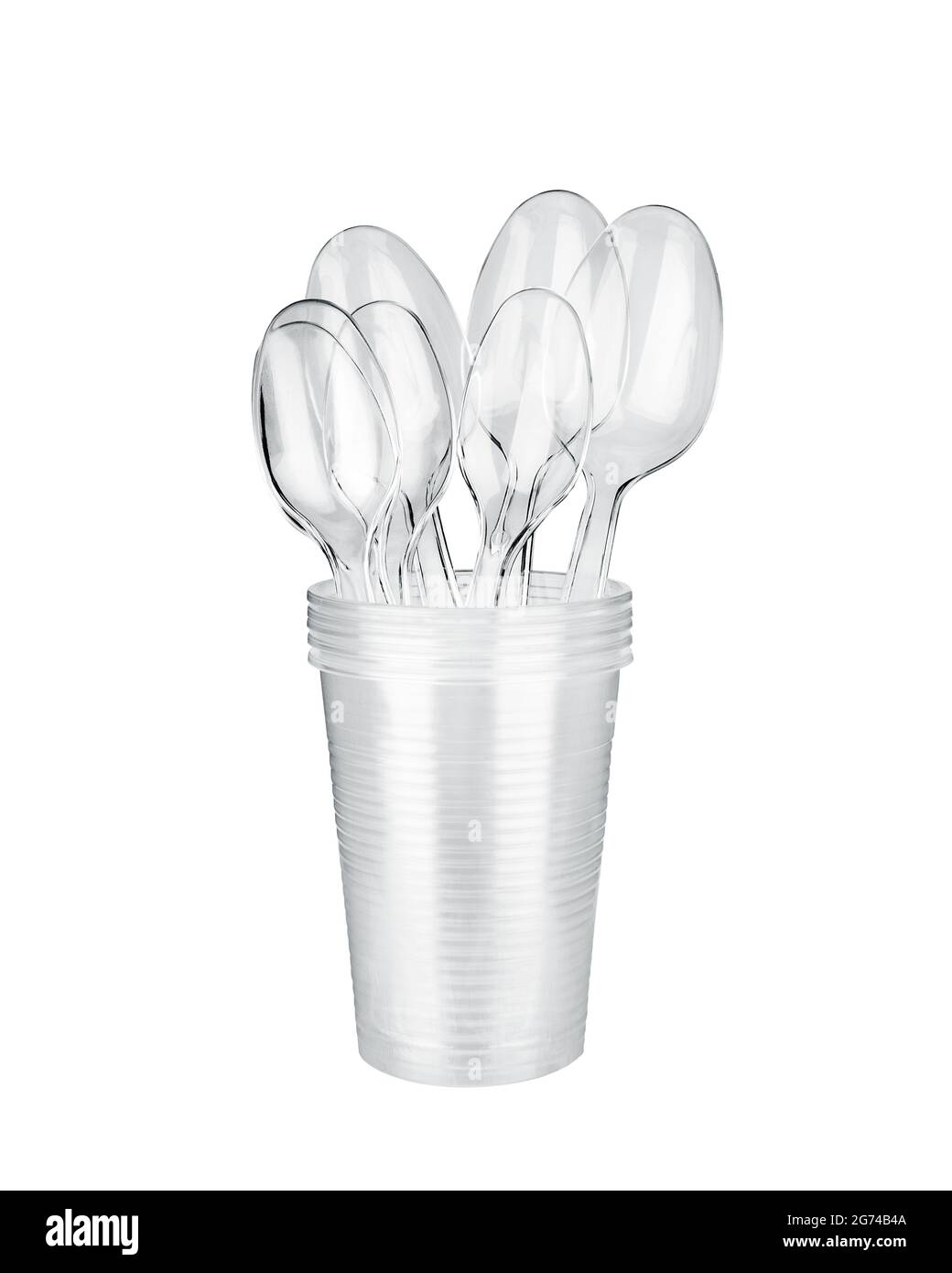 Plastiklöffel, Plastikbecher stapeln weißen Hintergrund isoliert Nahaufnahme transparente Kunststoff-Trinkgläser für Wasser, Kaffee, Tee, Einweg-Geschirr Stockfotografie