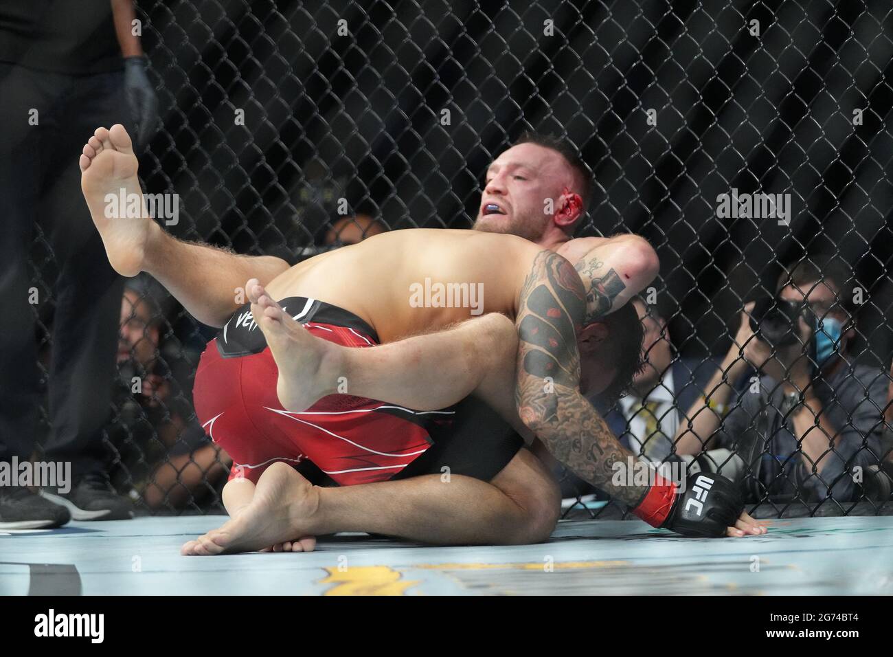Las Vegas, Usa. Juli 2021. Conor McGregor kämpft Dustin Poirier(TOP) in ihrem Leichtgewicht während des UFC 264 - Poirier vs McGregor 3 Events in der T-Mobile Arena am 10. Juli 2021 in Las Vegas, NV, USA. Foto von Louis Grasse/PxImages/ABACAPRESS.COM Quelle: Abaca Press/Alamy Live News Stockfoto