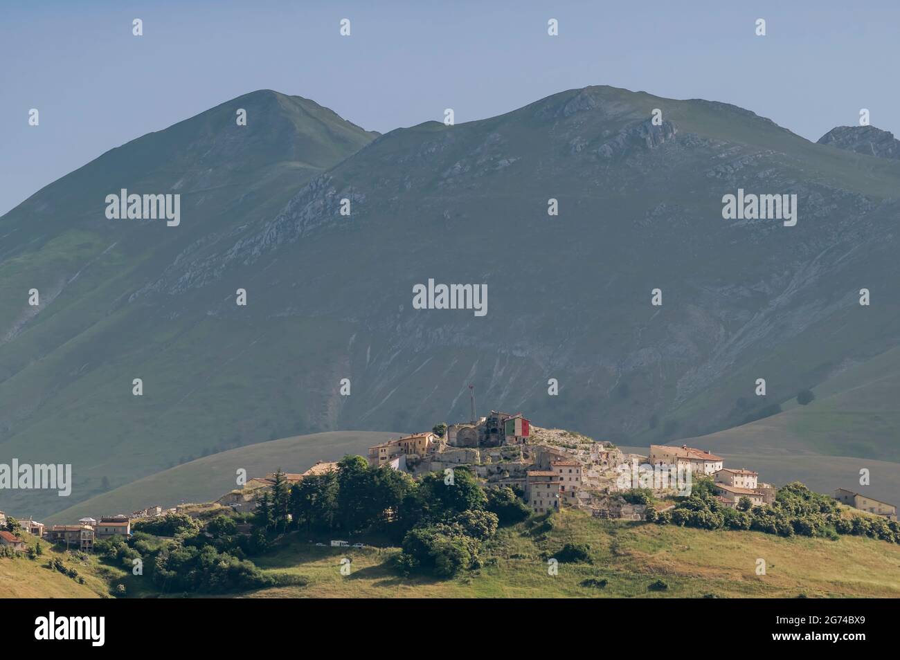 Das Dorf Castelluccio di Norcia, Italien, im Park der Sibillini-Berge, zerstört durch das Erdbeben von 2016 Stockfoto