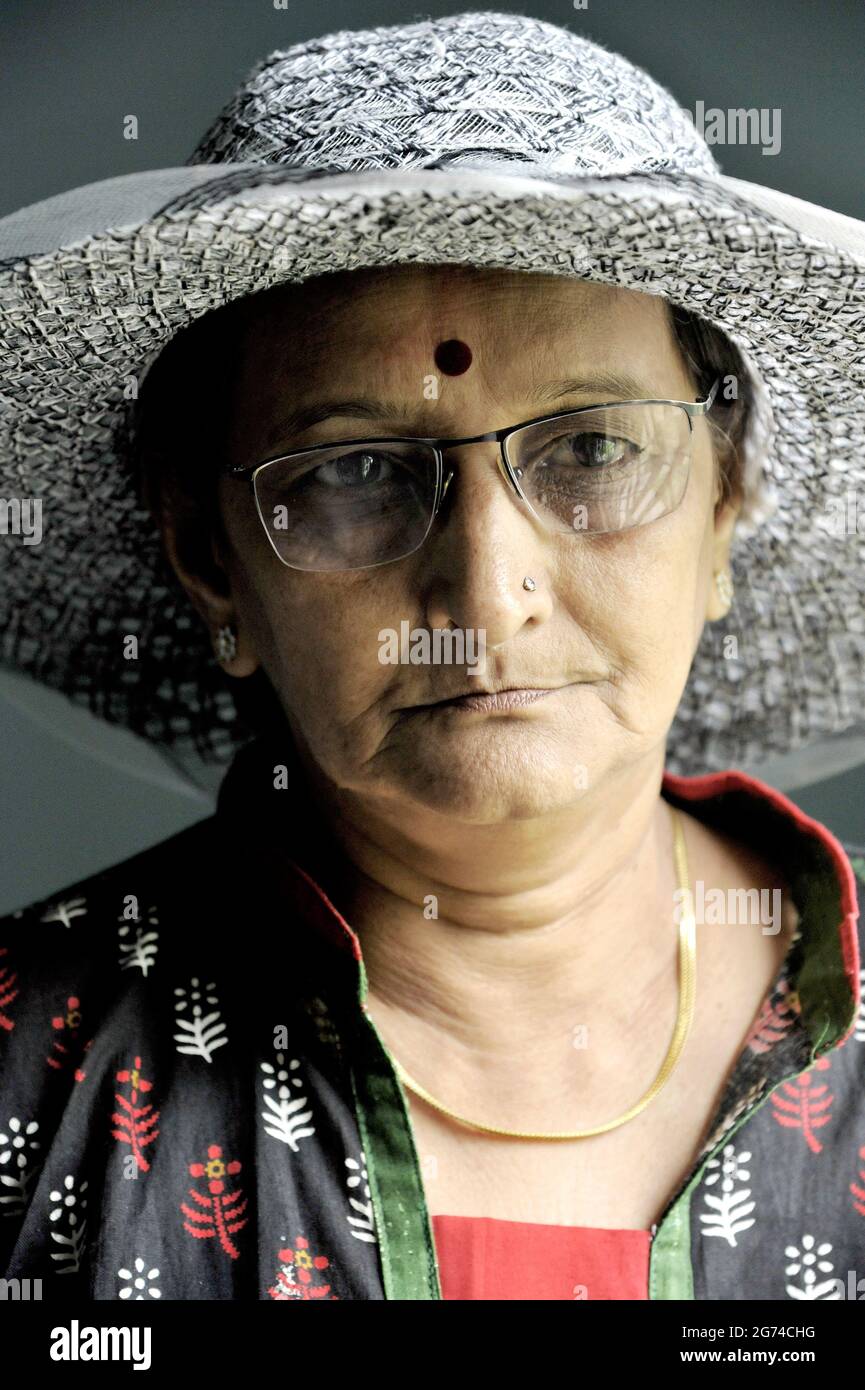 Porträt einer indischen schönen Frau mittleren Alters mit Hut auf dem Kopf. Stockfoto