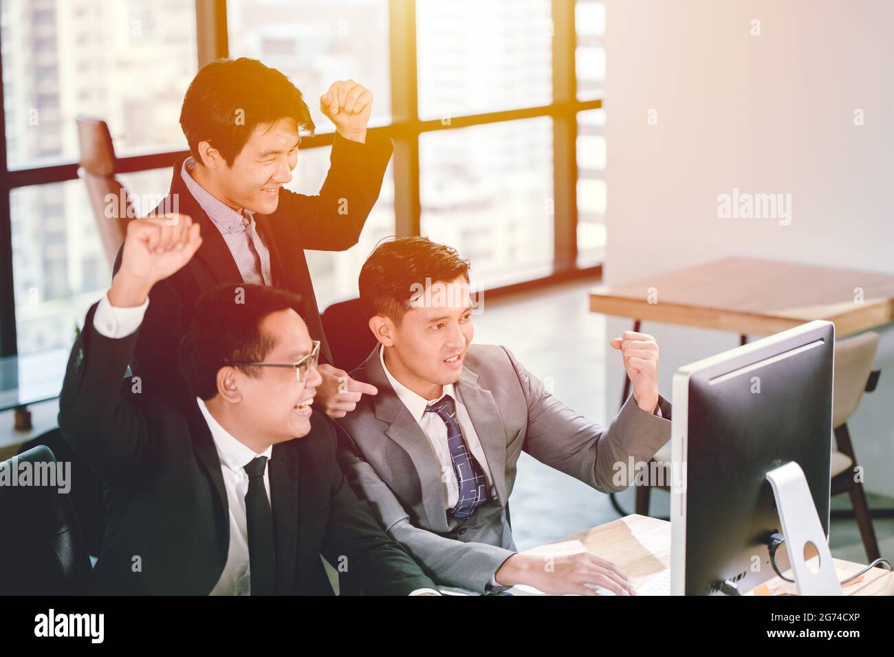 Geschäftsmann gewinnt Erfolg Teamarbeit beobachten gute Nachrichten aus Monitor Computer im Büro, Job fertig beenden und erfolgreiche Team-Konzept. Stockfoto