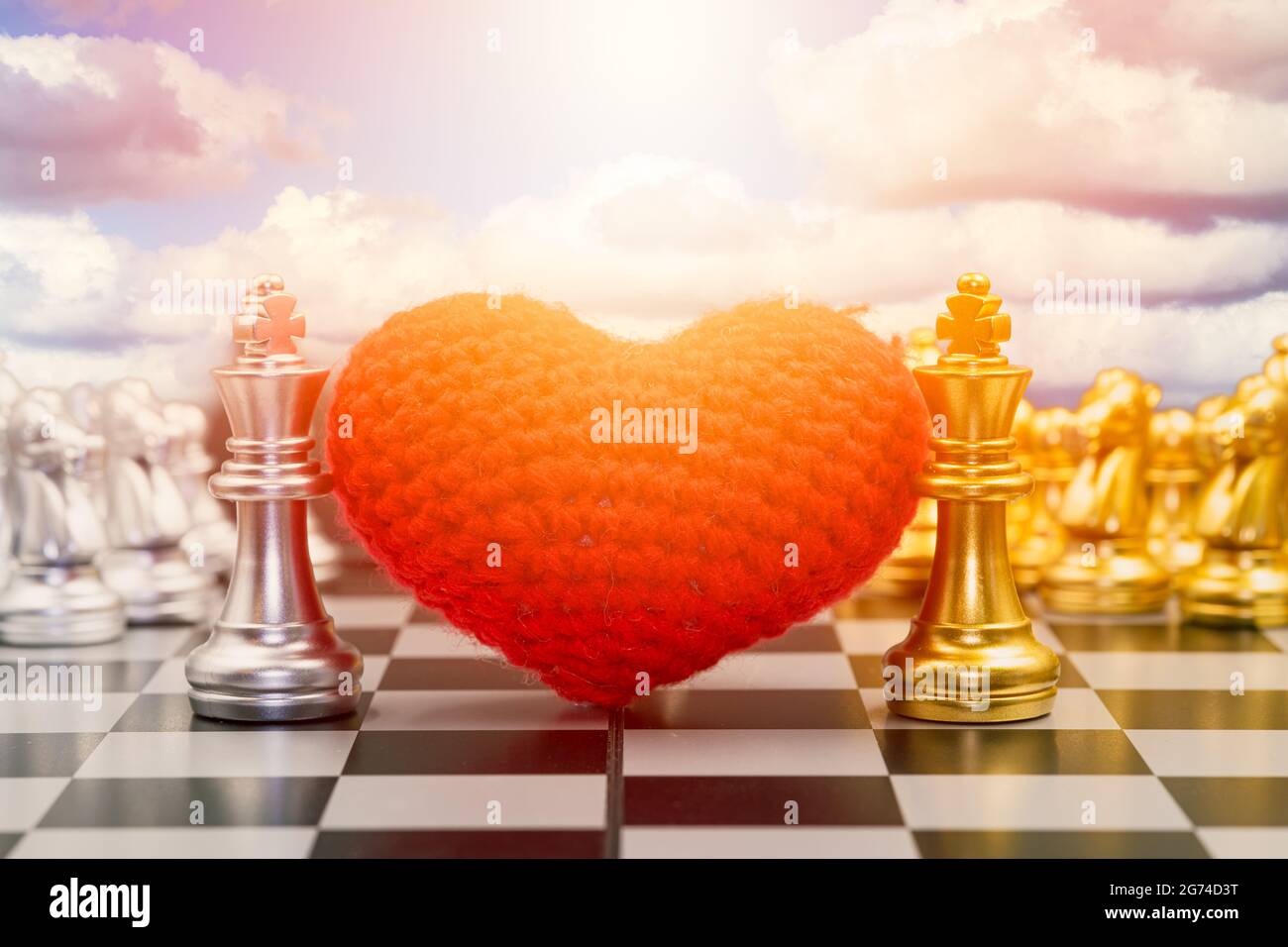 Schachspiel mit Herz für das Spielen von Einheitsspiel mit Liebe zusammen kein Kampf Konzept. Stockfoto