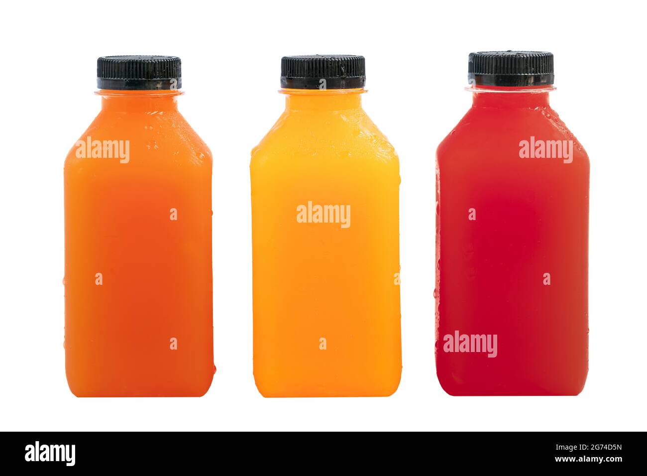 Frischer Fruchtsaft in kleiner klarer Plastikflasche. Würfelförmige Flaschen. Leerer Frontbereich für Branding-Etiketten. Orangensaft, Karottensaft und Rote Beete oder Stockfoto
