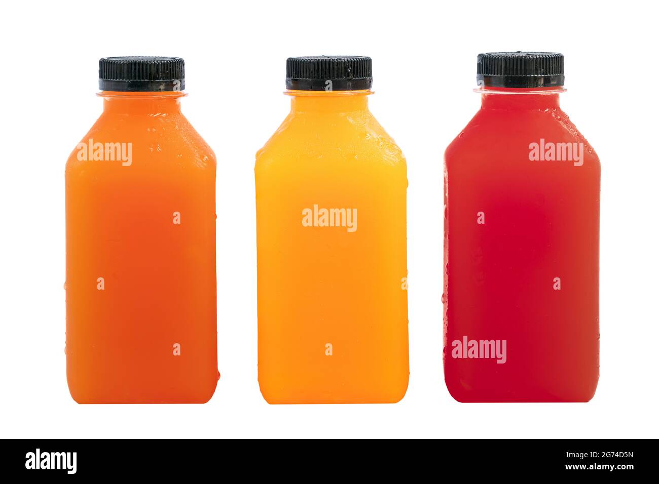 Frischer Fruchtsaft in kleiner klarer Plastikflasche. Würfelförmige Flaschen. Leerer Frontbereich für Branding-Etiketten. Orangensaft, Karottensaft und Rote Beete oder Stockfoto