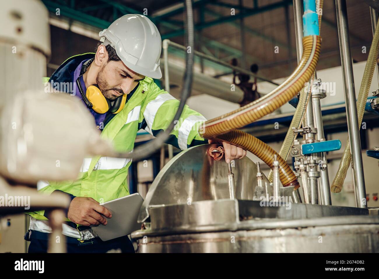 Fabrikarbeiter Ingenieur Mitarbeiter arbeiten in gefährlichen Umgebungen Konzept, Überprüfung der chemischen Kesseltank. Stockfoto