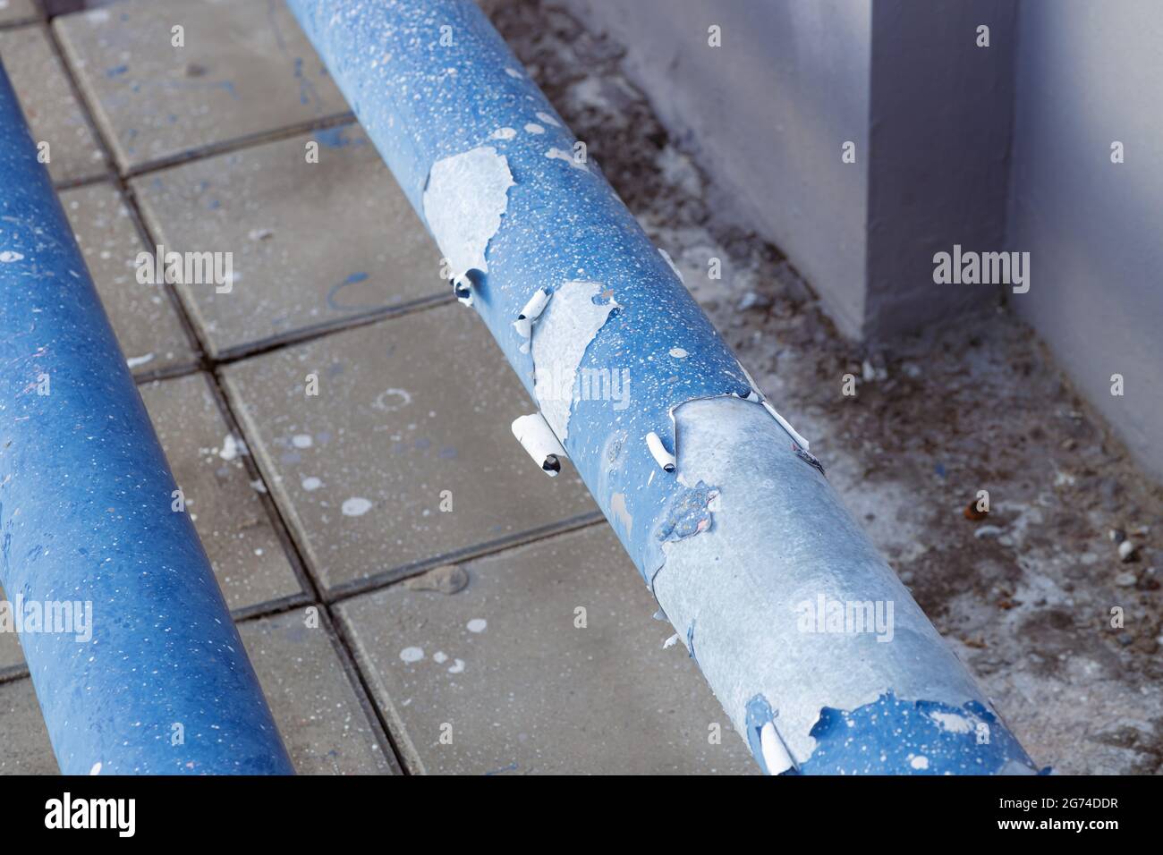 Alte Industrie Metallrohr mit abblätternder Farbe von geringer Qualität Farbe und Beschichtung müssen Service und Neulackierung. Stockfoto