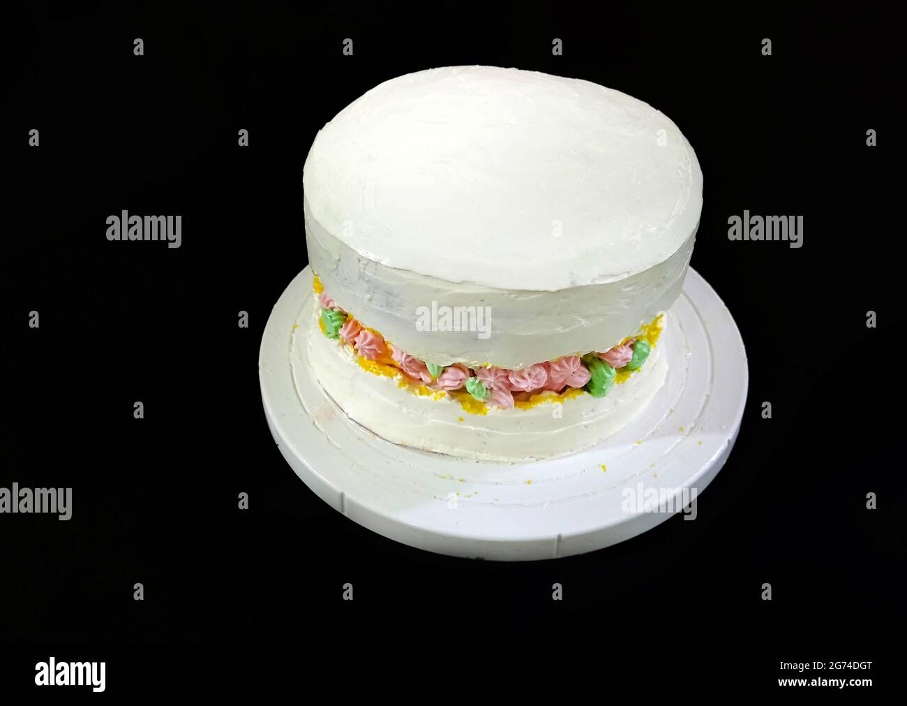 Der fehlerhafte Kuchen schmückte Zuckerpapier und pinkfarbene Pfingstrose. Ideen für Hochzeitstorte, Geburtstagskuchen, hausgemachten Kuchen während der Sperrtage Stockfoto