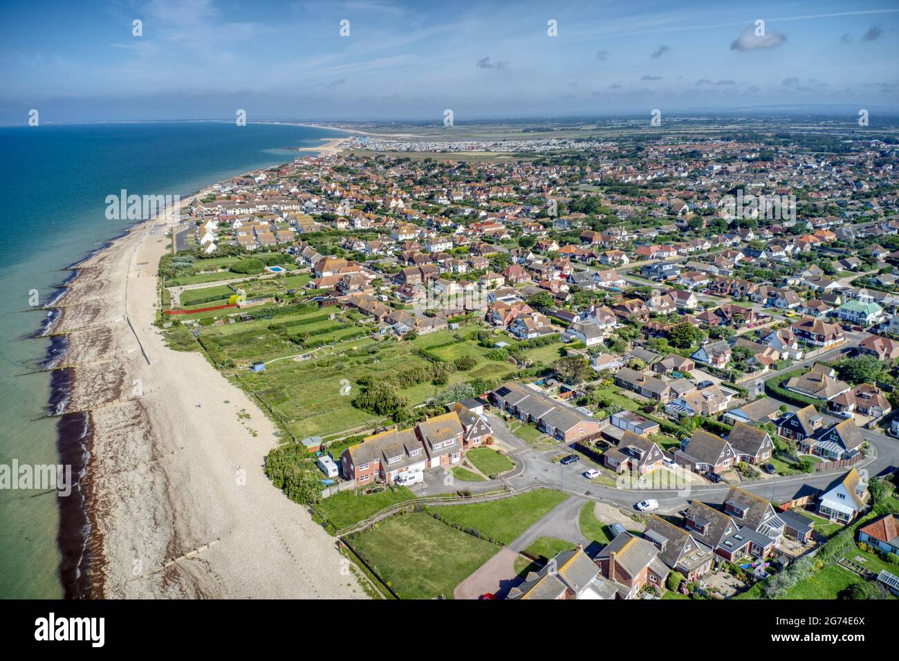 Selsey Bill Luftaufnahme über South Beach und den beliebten Badeort Selsey in West Sussex. England. Stockfoto