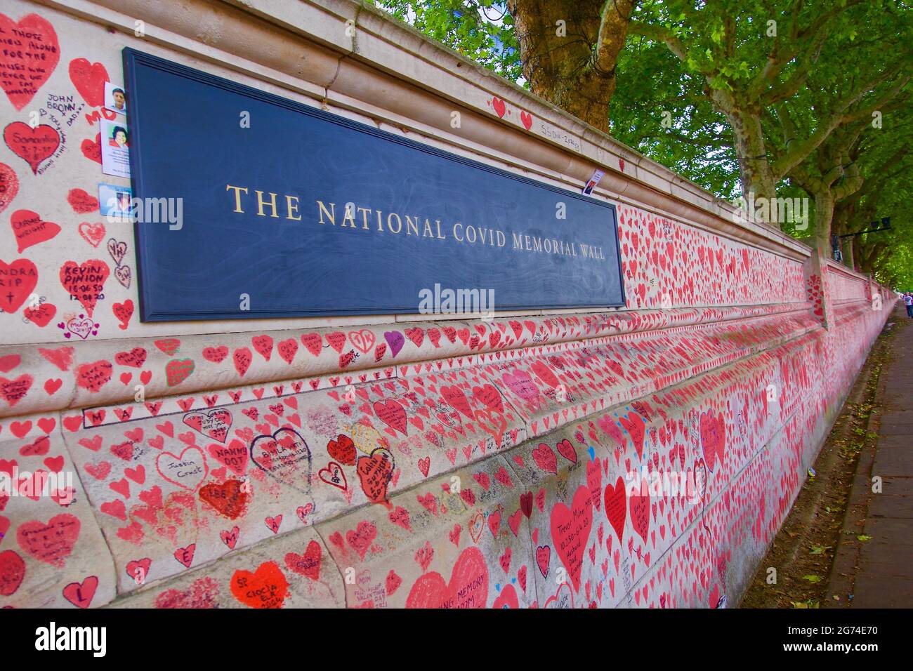 London, England, UK 24.06.2021 die National Covid Memorial Wall in South Bank, Lambeth zum Gedenken an die covid-19 Opfer Stockfoto