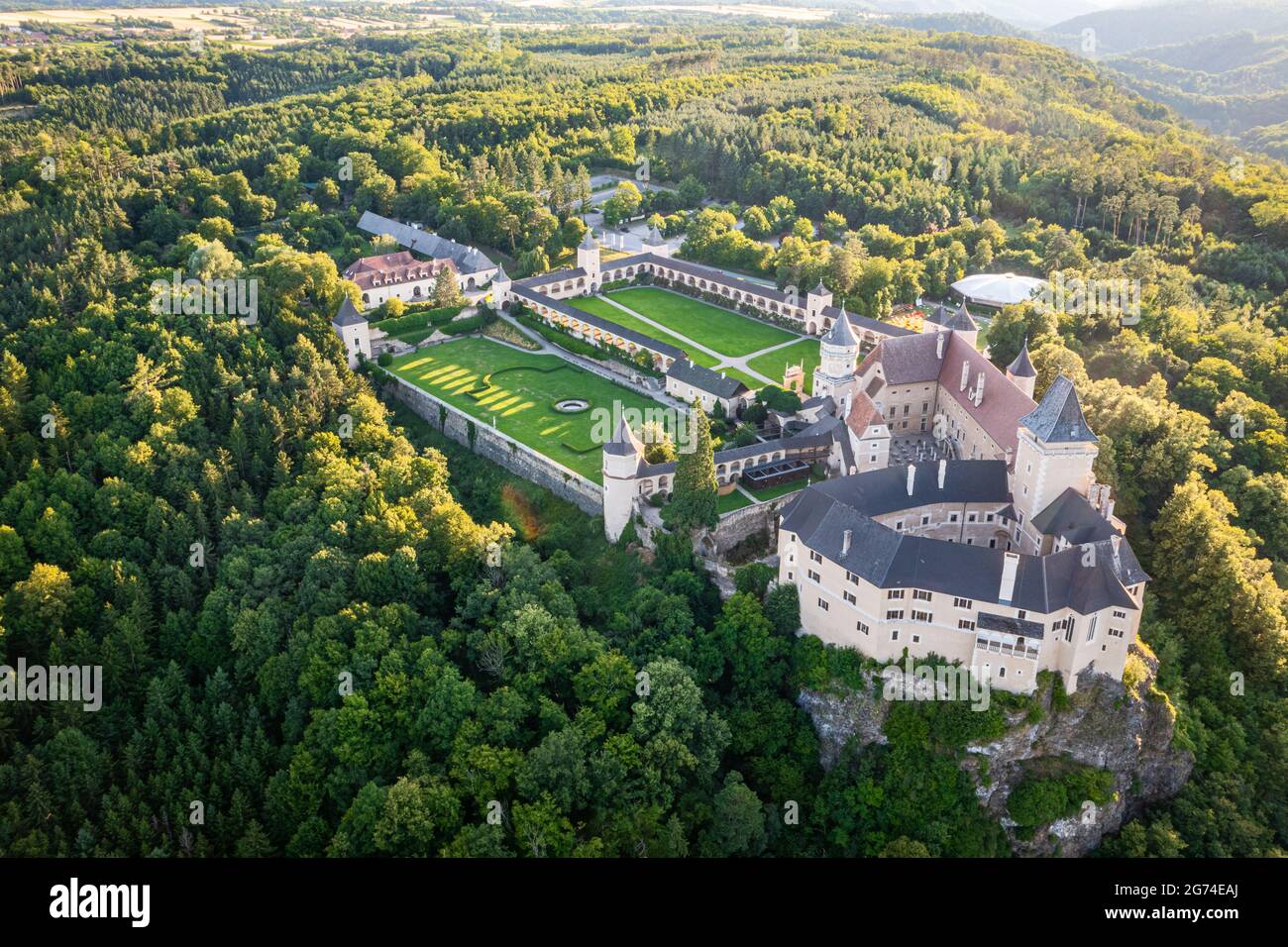 Rosenburg im Kamptal des Waldviertels in Niederösterreich. Luftaufnahme zum berühmten Schloss und Wahrzeichen am Kamp in der Nähe von Eggenbur Stockfoto
