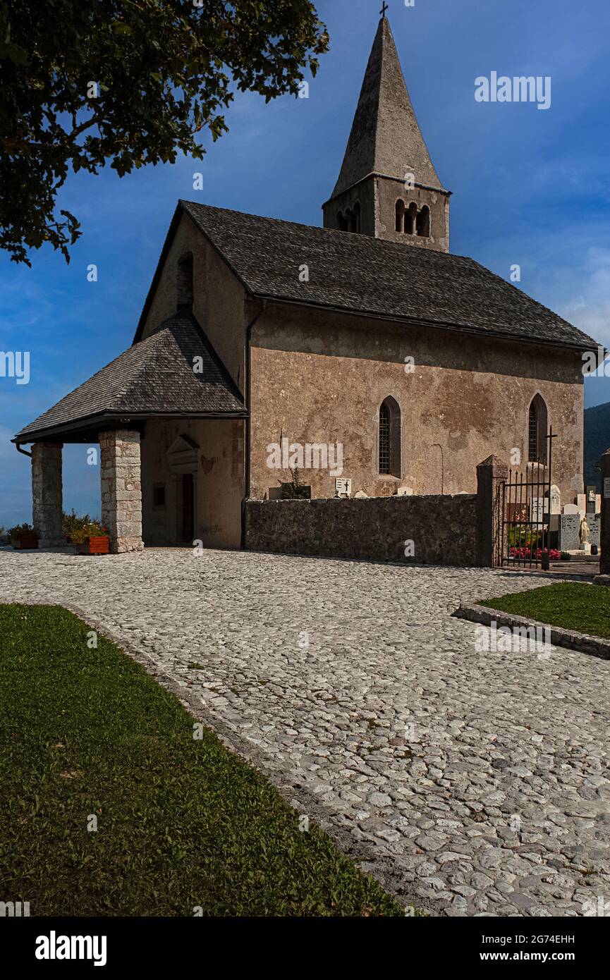 Die mittelalterliche Chiesa di San Tommaso Apostolo (Kirche des Apostels Thomas) steht auf einem Bergland oberhalb von Cavedago, Trentino-Südtirol, Italien. Die Kirche wurde durch einen Brand in den frühen 1900er Jahren schwer beschädigt und verlor 1974 ihre Pfarrfunktion, wurde aber seither vollständig restauriert. Stockfoto