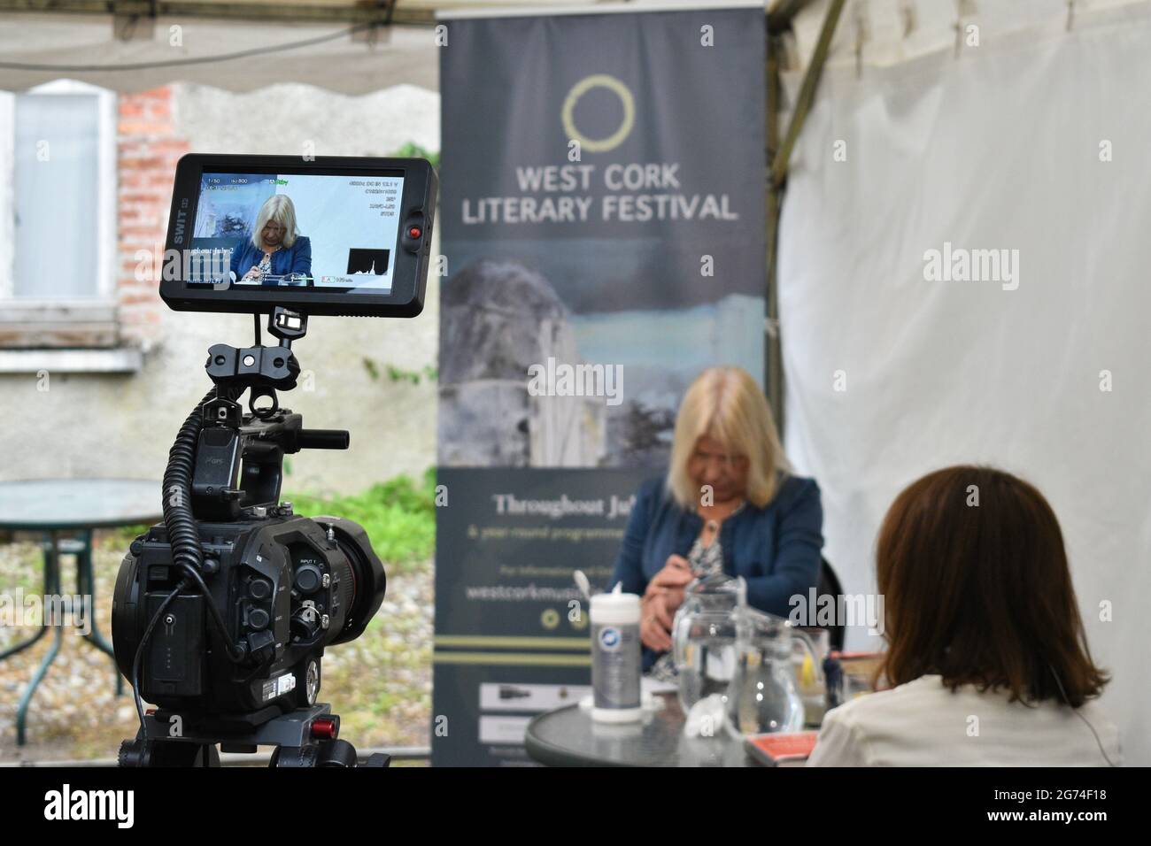 Bantry, West Cork, Irland. Juli 2021. Das West Cork Literary Festival beginnt drei Tage lang mit Live-Veranstaltungen im Freien mit zahlreichen Schriftstellern. Das West Cork literacy Festival steht für diejenigen, die nicht an Veranstaltungen teilgenommen haben, online zur Verfügung. Kredit: Karlis Dzjamko/Alamy Live Nachrichten Stockfoto