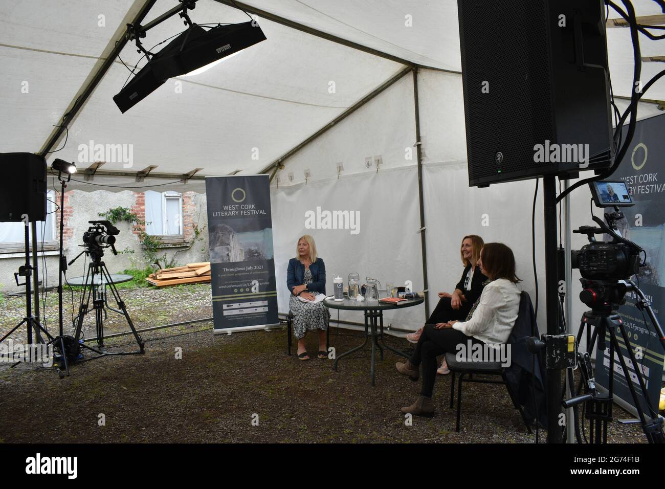 Bantry, West Cork, Irland. Juli 2021. Das West Cork Literary Festival beginnt drei Tage lang mit Live-Veranstaltungen im Freien mit zahlreichen Schriftstellern. Unten abgebildet Rachel Donohue und Anne Griffin von der Buchautorin mit der Interviewerin Sue Leonard. Kredit: Karlis Dzjamko/Alamy Live Nachrichten Stockfoto