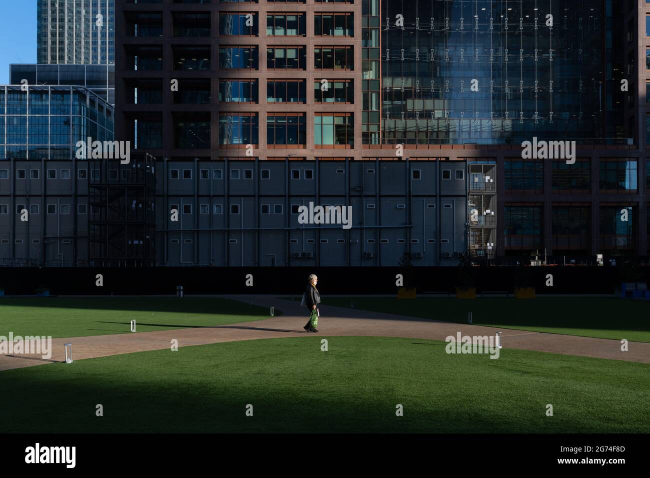10 Bank Street, Astroturf Park. Die städtische Unternehmenslandschaft von Canary Wharf, Isle of Dogs, London, Großbritannien Stockfoto