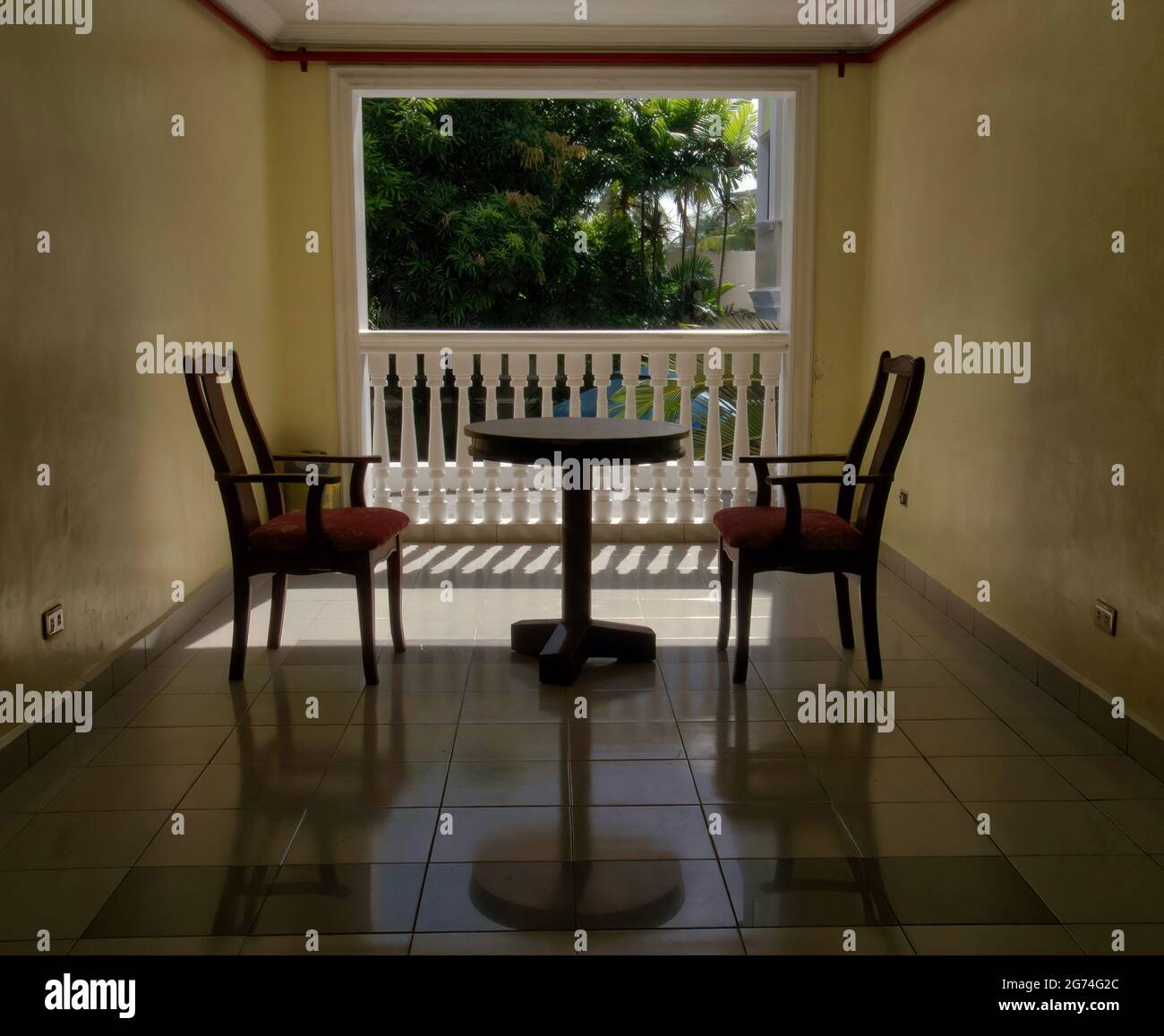 Iloilo City, Philippinen; 11. Juli 2017 -- Holzmöbel an der Open-Air-Ecke oder Balkon in einem mittelgroßen Hotel in dieser wichtigen historischen Stadt. Stockfoto