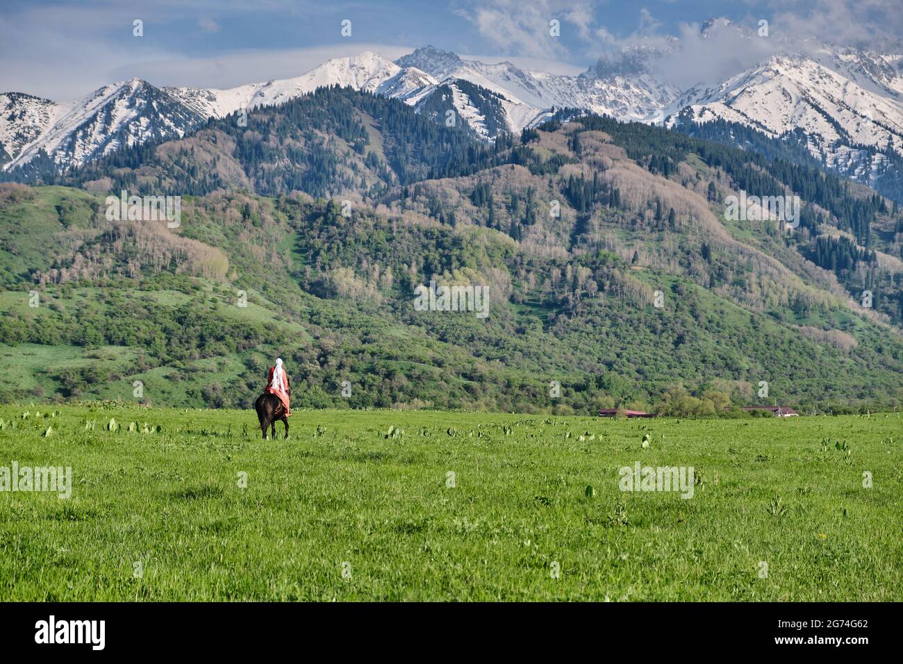 Kasachische Mädchen in traditioneller Kleidung zu Pferd, kasachische Steppen Stockfoto