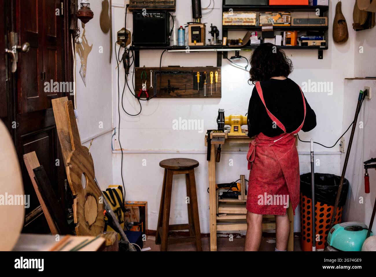 Unbekannte Frau in ihrer Geigenbauwerkstatt. Stockfoto