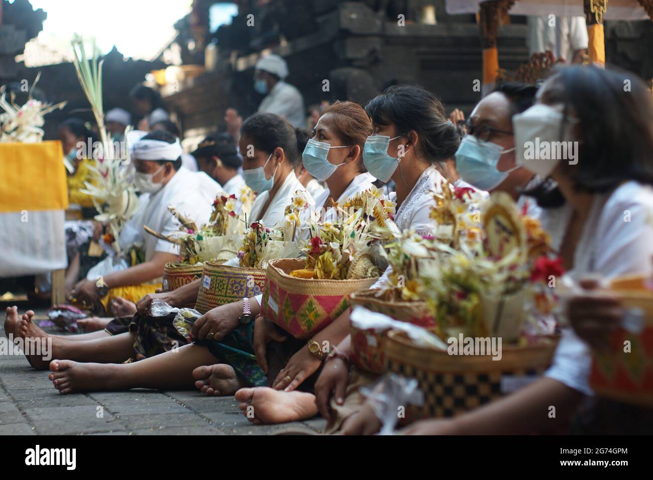 BALI, INDONESIEN-MAI 12 2021: Das Leben der balinesischen Hindu-Gemeinschaft zur Zeit der Pandemie Covid-19. Religiöse Aktivitäten wenden Gesundheitsprotokolle an Stockfoto