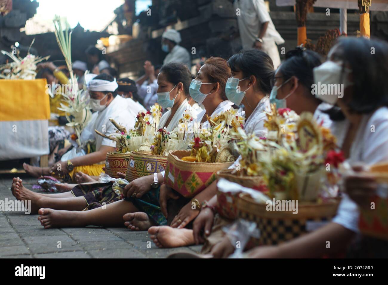 BALI, INDONESIEN-MAI 12 2021: Das Leben der balinesischen Hindu-Gemeinschaft zur Zeit der Pandemie Covid-19. Religiöse Aktivitäten wenden Gesundheitsprotokolle an Stockfoto