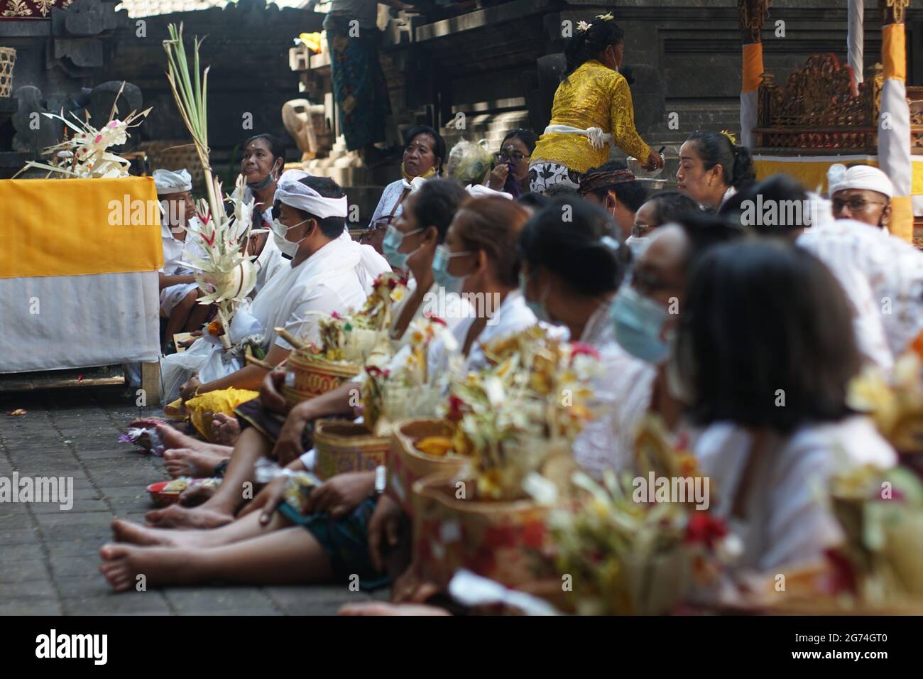 BALI, INDONESIEN-MAI 12 2021: Das Leben der balinesischen Hindu-Gemeinschaft zur Zeit der Pandemie Covid-19. Religiöse Aktivitäten wenden Gesundheitsprotokolle an Stockfoto