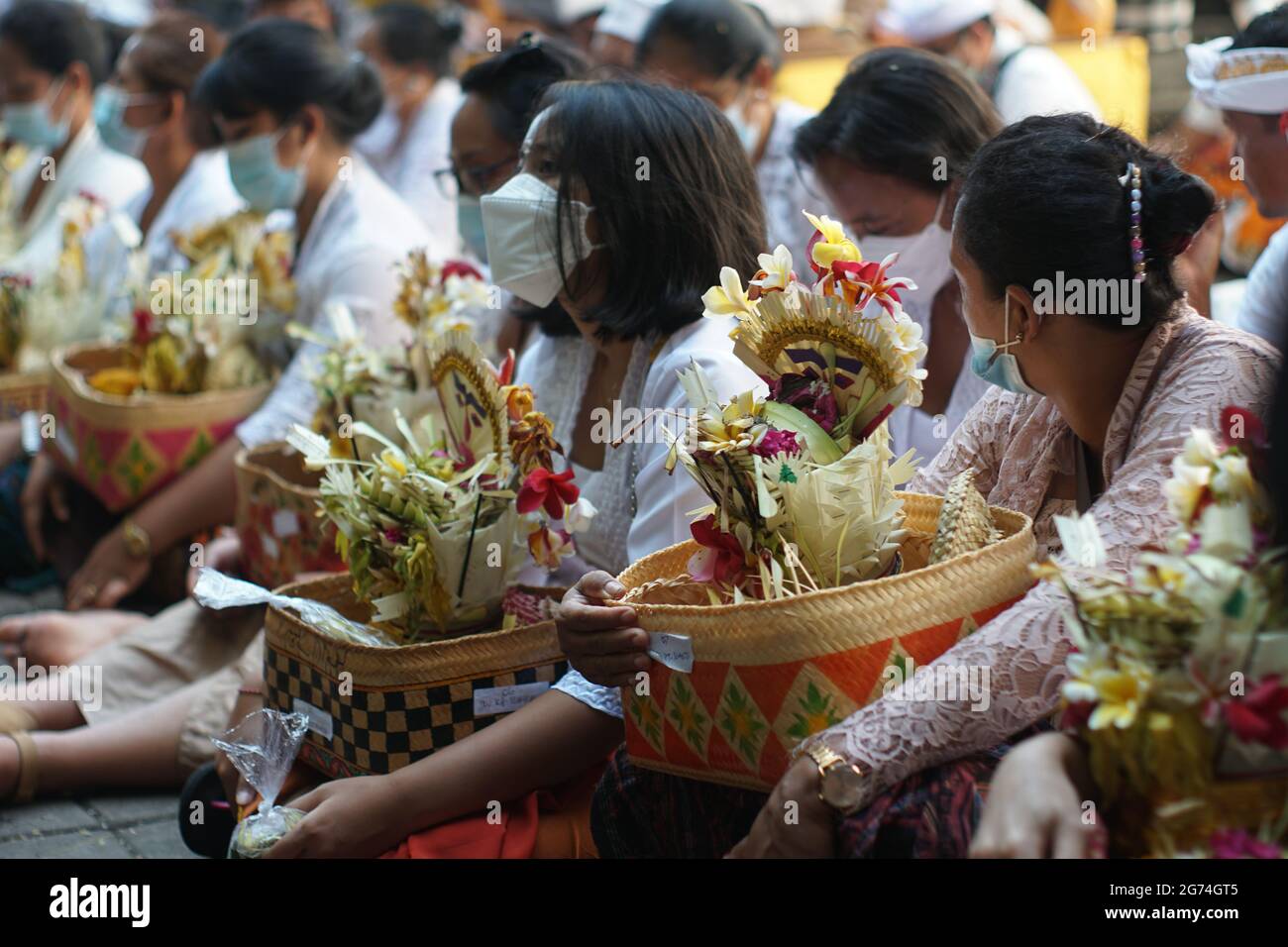 BALI, INDONESIEN-MAI 12 2021: Das Leben der balinesischen Hindu-Gemeinschaft zur Zeit der Pandemie Covid-19. Religiöse Aktivitäten wenden Gesundheitsprotokolle an Stockfoto