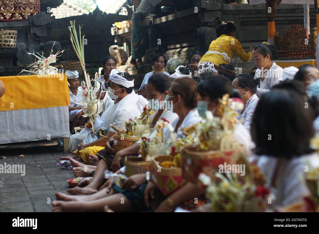 BALI, INDONESIEN-MAI 12 2021: Das Leben der balinesischen Hindu-Gemeinschaft zur Zeit der Pandemie Covid-19. Religiöse Aktivitäten wenden Gesundheitsprotokolle an Stockfoto