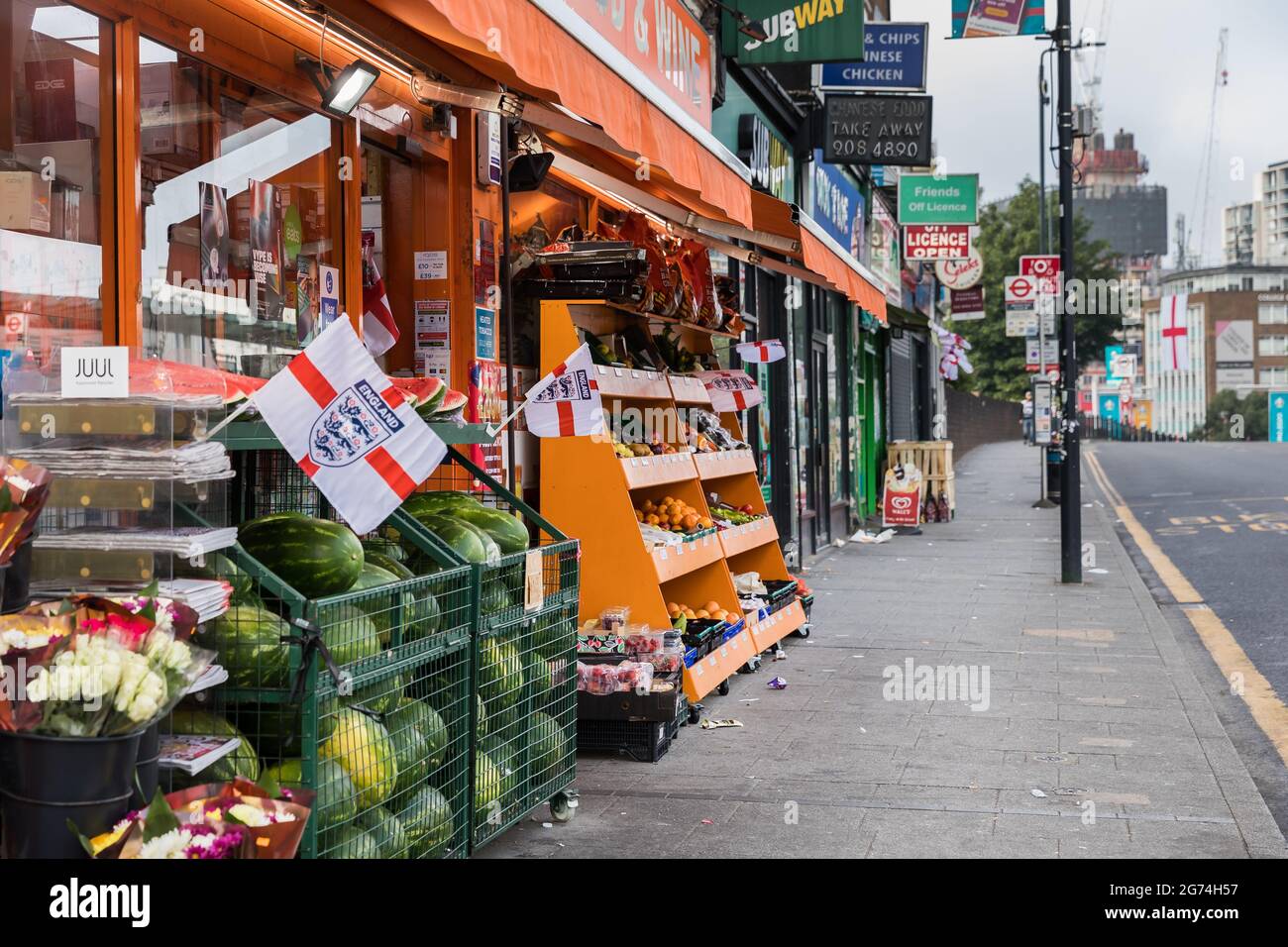 Wembley Park, Großbritannien. Juli 2021. Football's Coming Home, Wembley Park Unternehmen hinter der englischen Mannschaft. Der Wembley Park ist vor dem Spiel am Sonntag voller Aufregung. Lokale Lebensmittelhändler, die England Flaggen vor ihren Geschäften zeigen. Im Wembley Stadium findet heute Abend das EM 2020-Finale zwischen Italien und England statt. Es ist das erste große Finale, in dem England seit dem Gewinn der Weltmeisterschaft im Jahr 1966 gespielt haben wird. Kredit: amanda Rose/Alamy Live Nachrichten Stockfoto