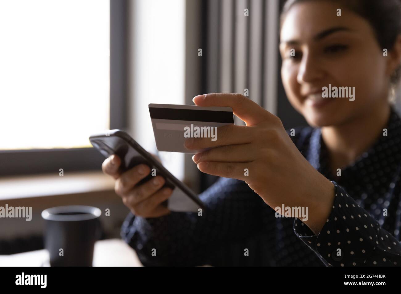 Freiberuflerin, Unternehmerin, indische Geschäftsfrau mit mobiler Bank Stockfoto
