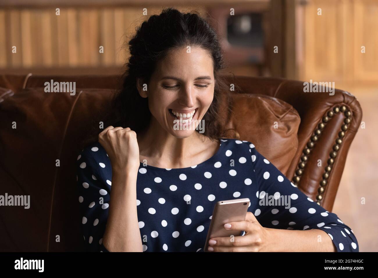 Überglücklich lachende Handy-Benutzer lesen Text-Bildschirm Stockfoto