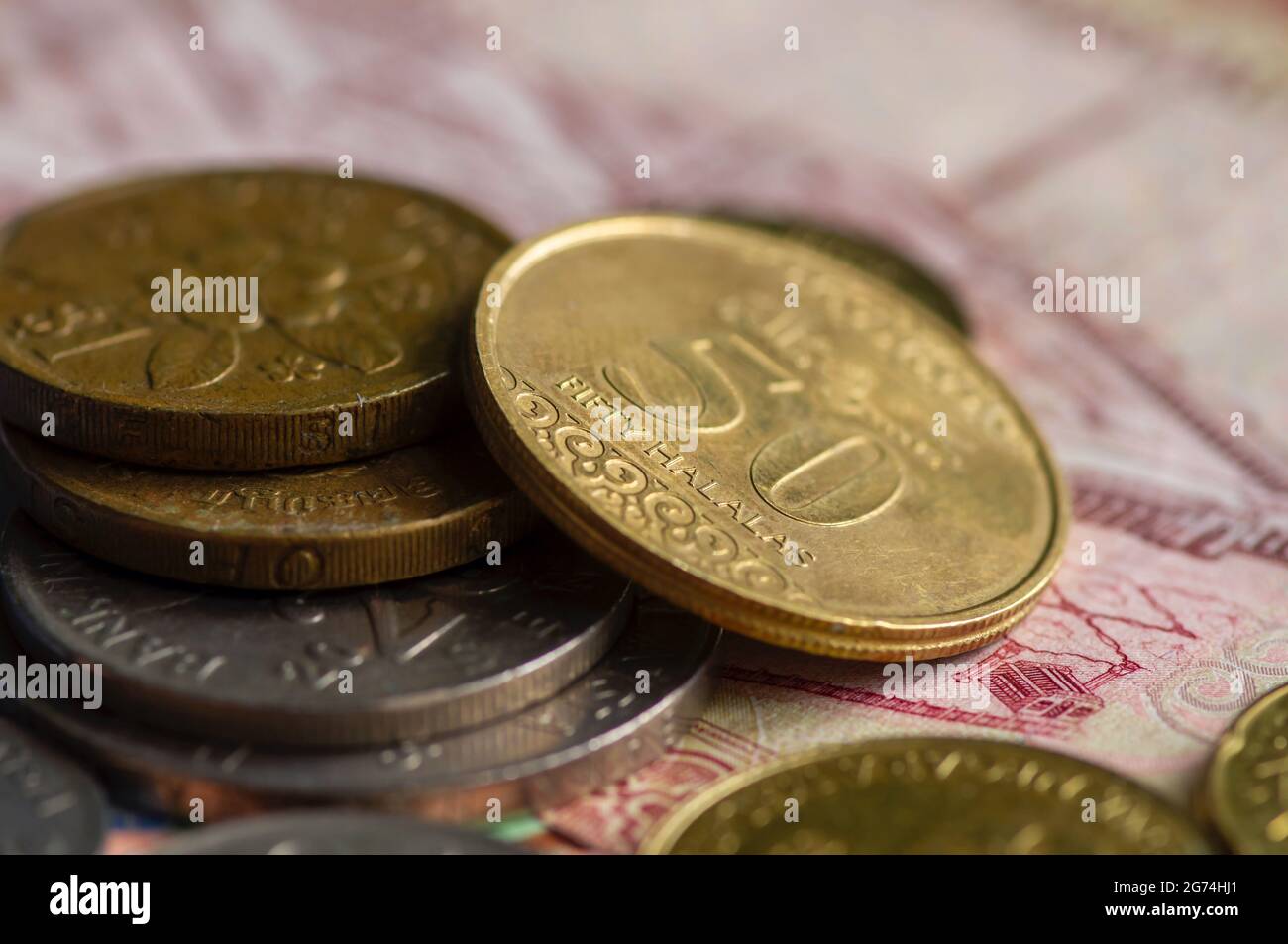 Ringgit Malaysia, Singapur-Dollar und Saudi-Arabien Riyals Münzen, ausgewählte Fokus auf das Wort fünfzig Halalas. Handel & Unternehmen, Finanzen, Wirtschaft und Investment Stockfoto
