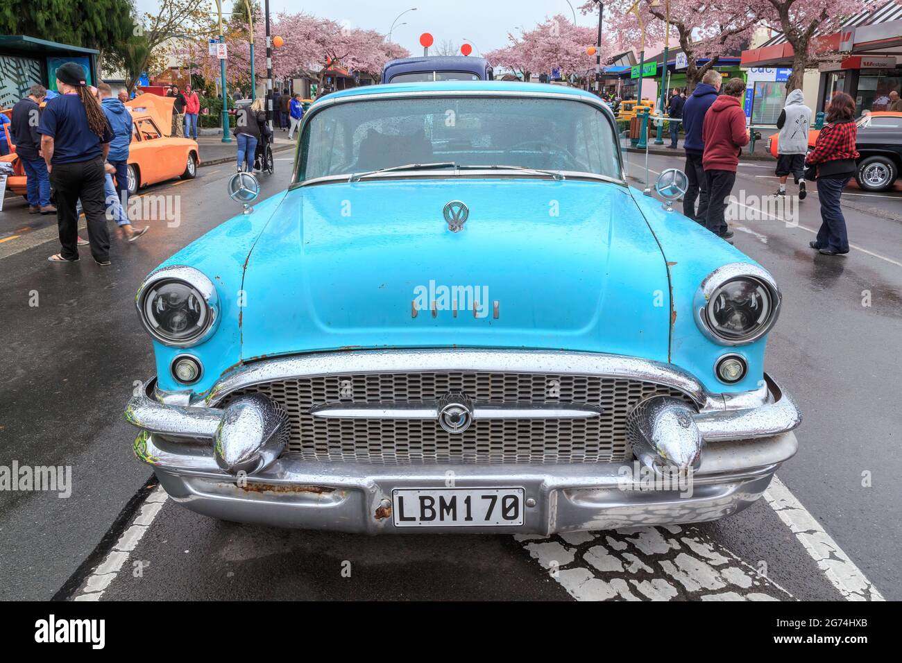 Das Vorderende eines Buick Special Riviera Coupés aus dem Jahr 1955, fotografiert auf einer Oldtimer-Show im Freien Stockfoto