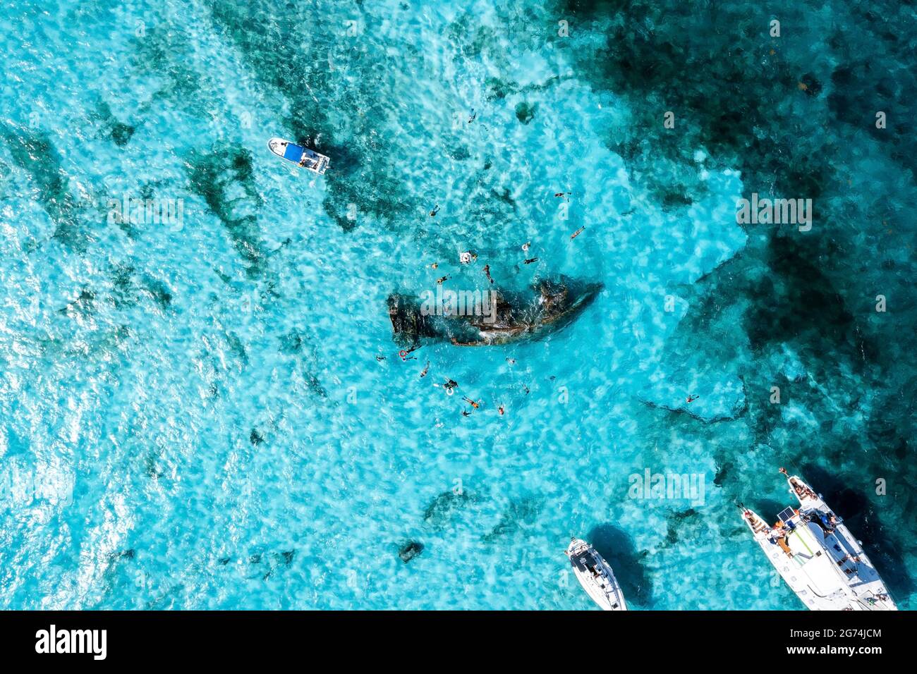 Menschen schnorcheln rund um das Schiffswrack in der Nähe von Bahamas im Karibischen Meer. Stockfoto