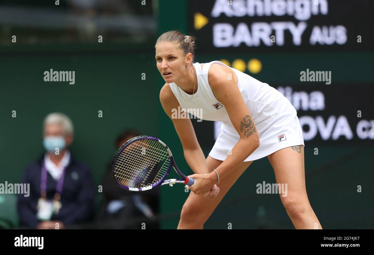 London, Großbritannien. Juli 2021. Karolina Pliskova in Wimbledon am Ladies Final Day, wobei das Finale auf dem Center Court zwischen Ashleigh Barty und Karolina Pliskova stattfindet, das Barty mit 2 Sätzen auf 1 gewann. Quelle: Paul Marriott/Alamy Live News Stockfoto